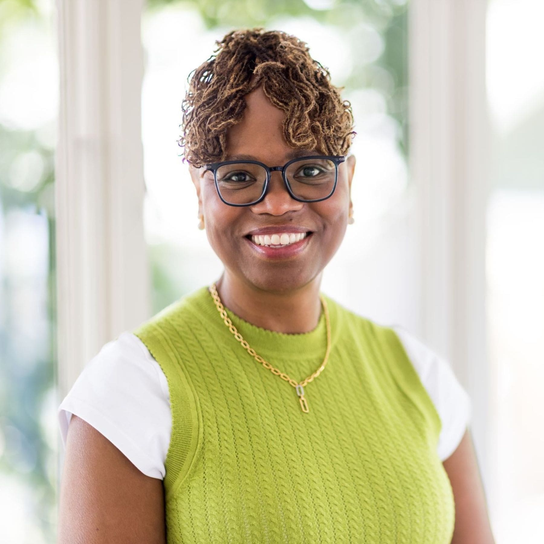 Dee Crye Headshot