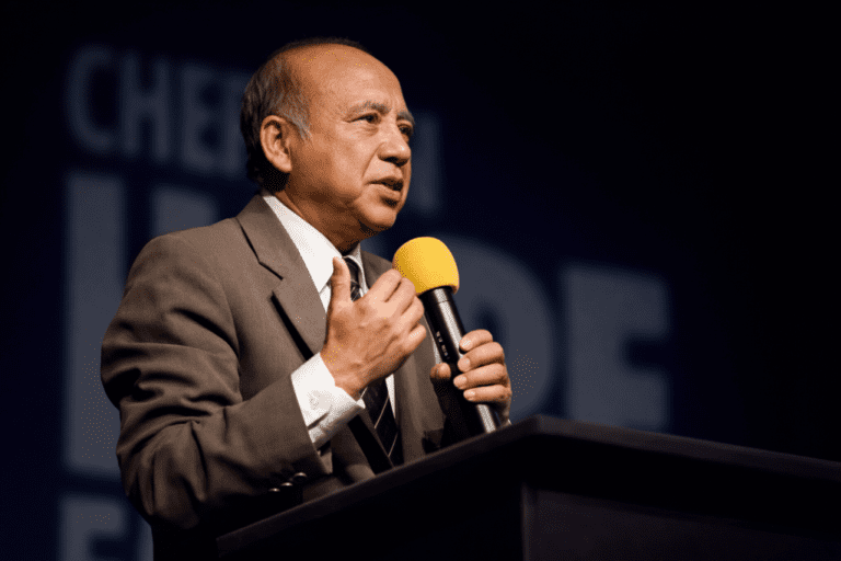 Dr-Robert-Cunville-UBS-speaking-1024x683